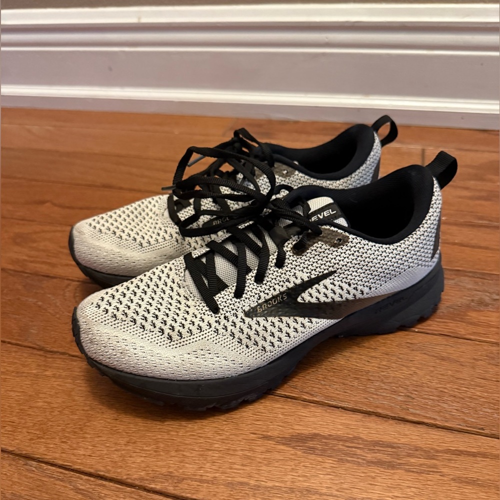 Brooks Revel Size 7.5 White and Black